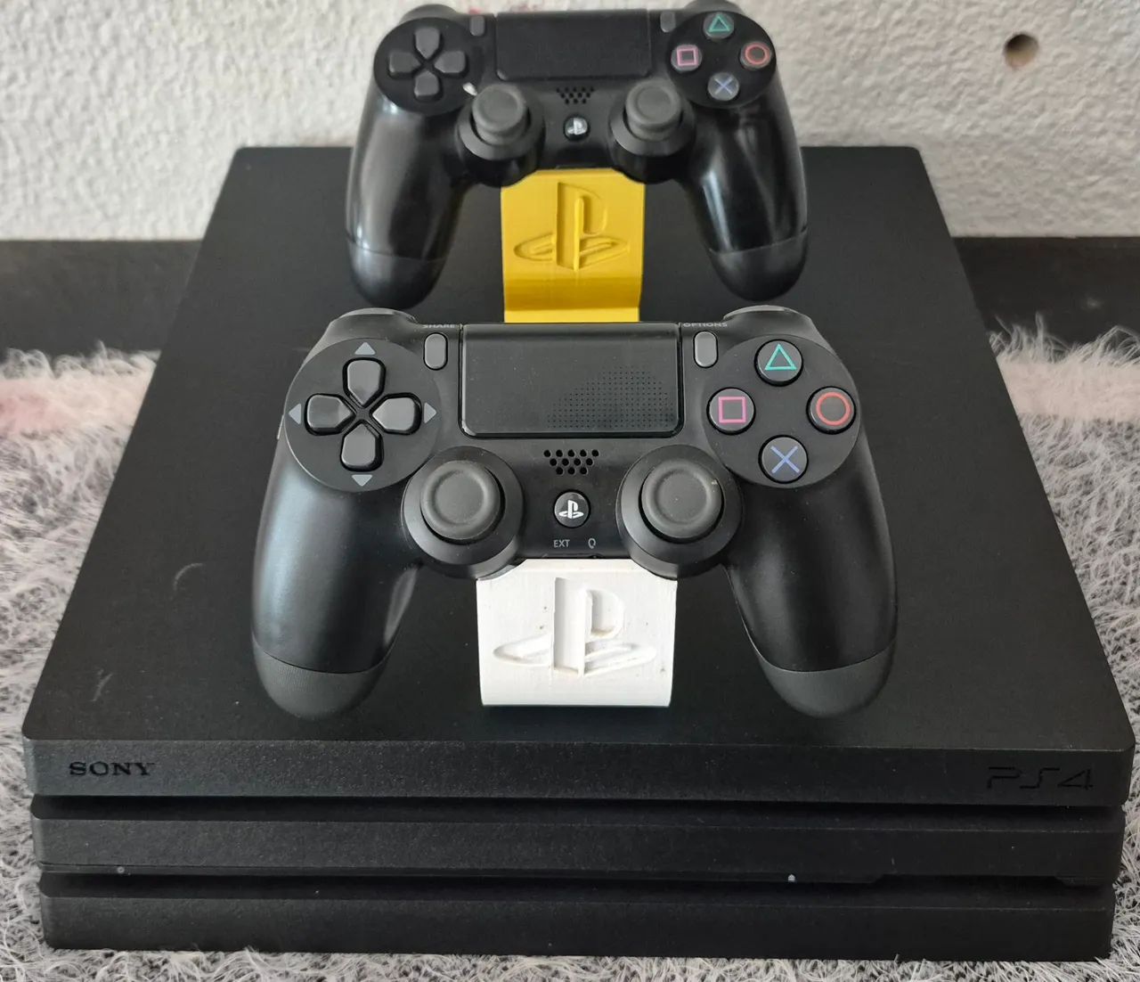Ps4 pro 1TB com 2 controles software12