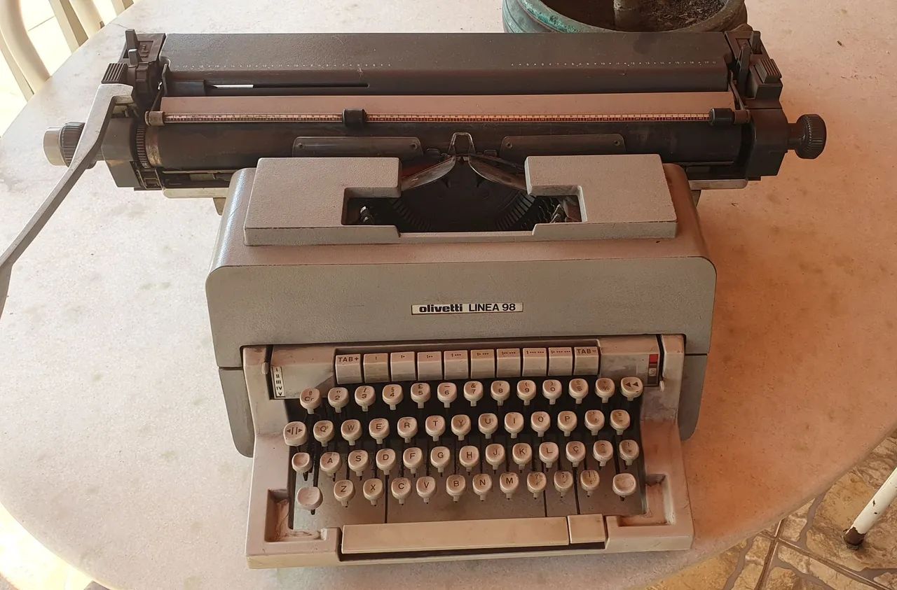Máquina de escrever Olivetti Linea 98