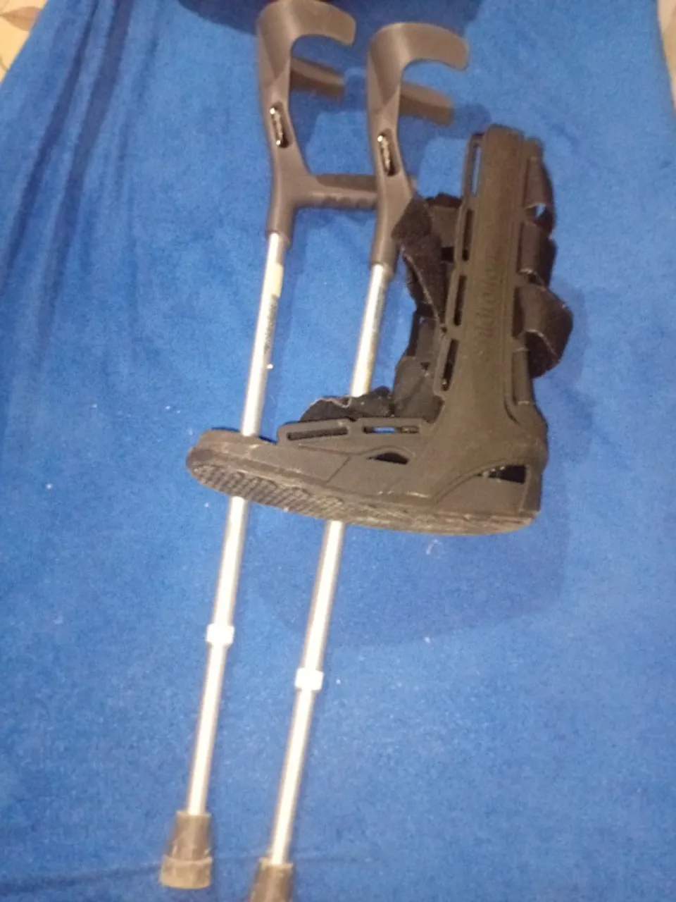 Vendo muletas e bota ortopedica