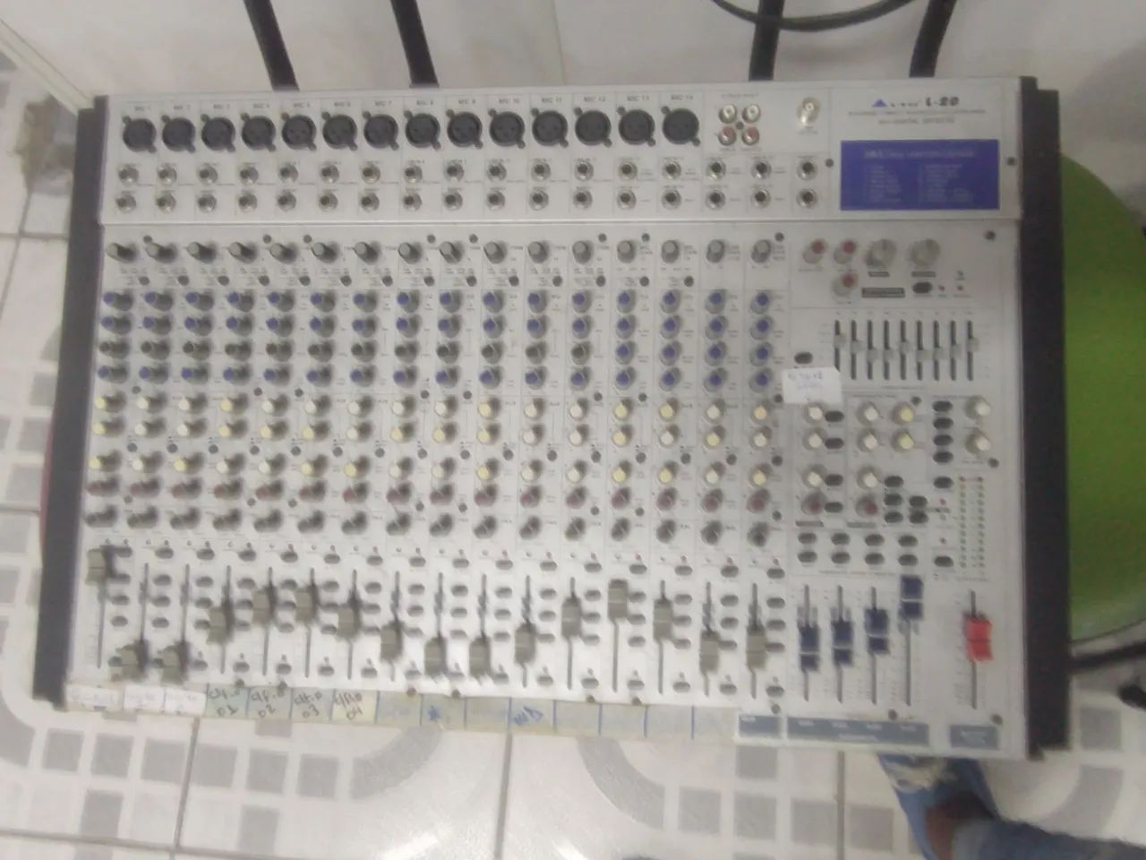 Vendo mesa de som alto 20 canais em estado de nova R$ 2200,00