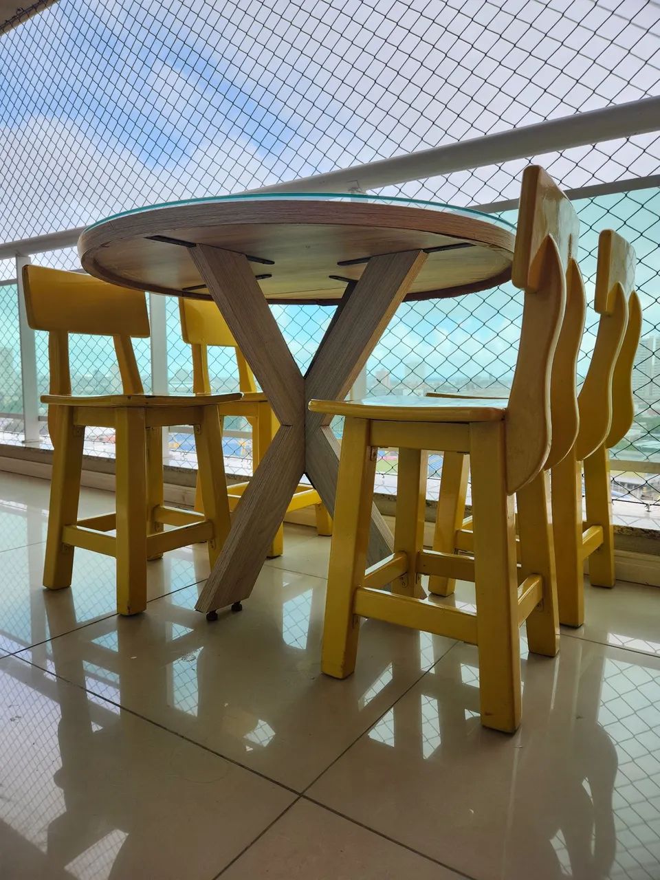 Mesa de varanda redonda em MDF com 4 cadeiras amarelas em madeira maciça  - Foto 4