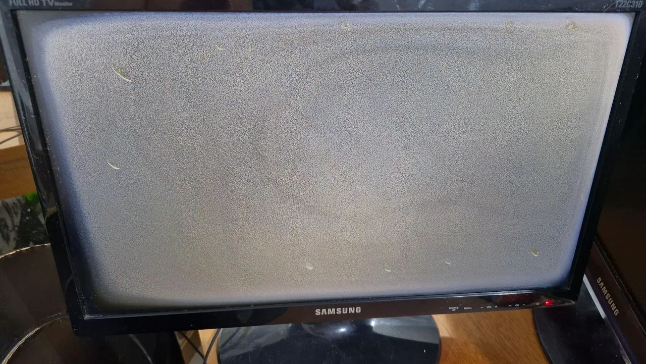 Monitor tv samsung t22c310 tela embaçada - Foto 2