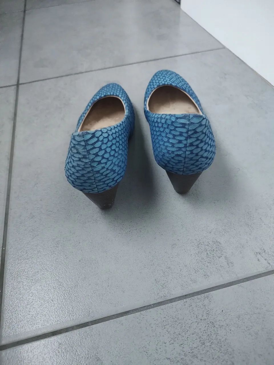 Sapatos de salto azul com textura - Foto 3