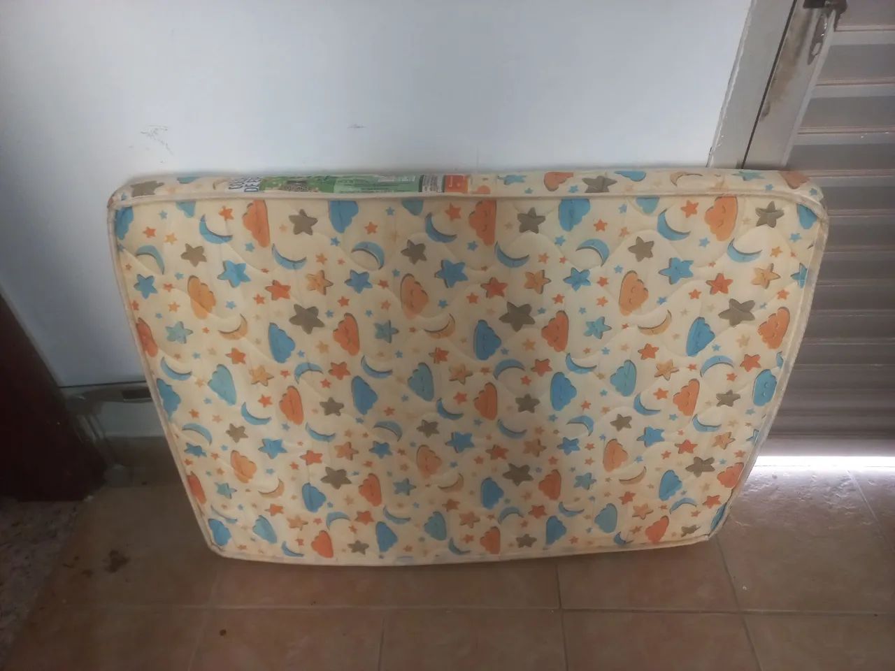 Cadeira Infantil Cinza Dobrável mais um colchão de criança com dois traviseiro  - Foto 2