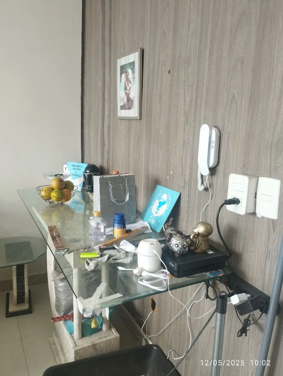 Mesa de vidro com estrutura em mármore