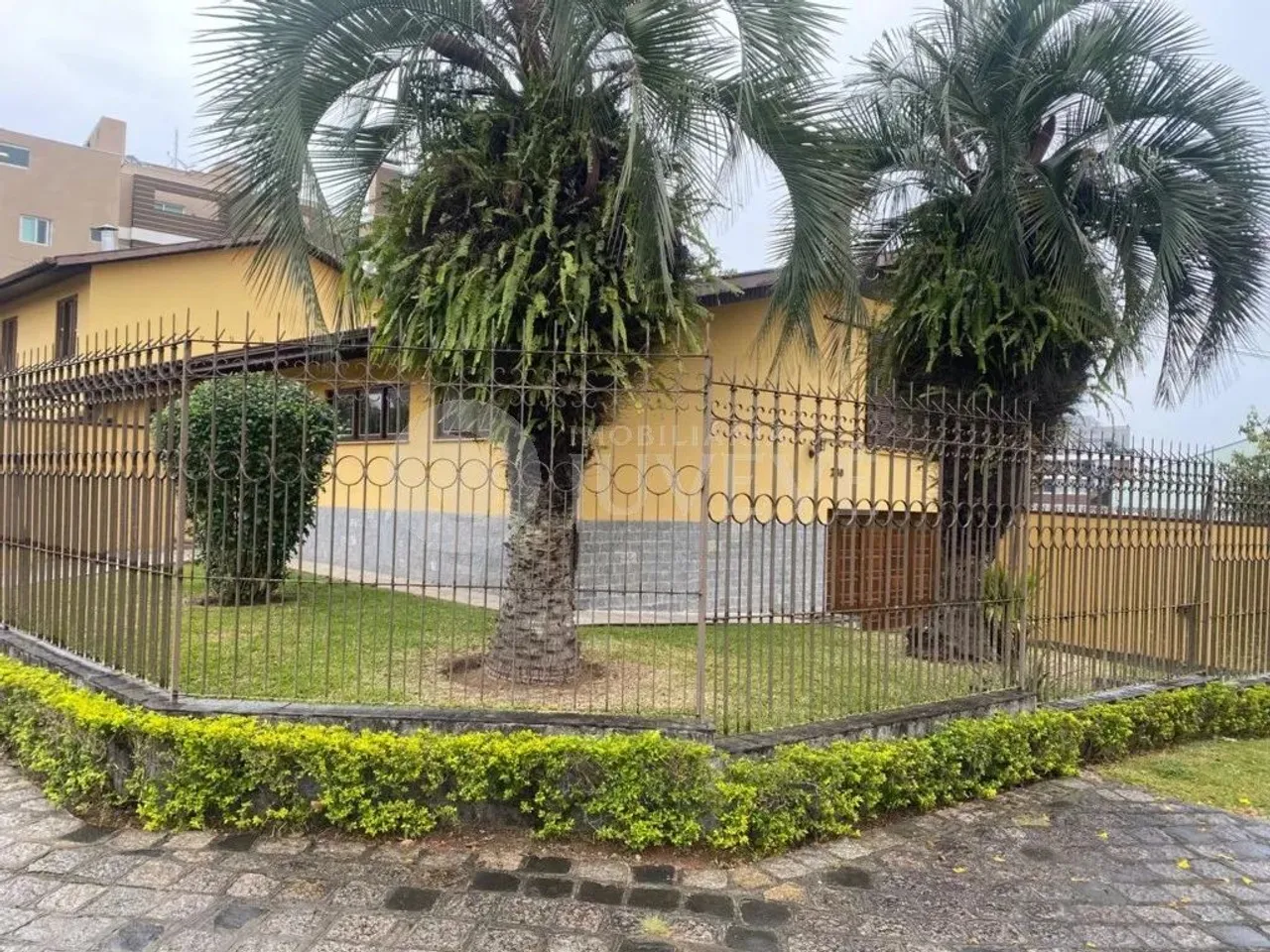IMOBILIARIA JUVEVÊ ALUGA CASA COMERCIAL ESQUINA PRX MUSEU OSCAR NIEMEYER BOSQUE PAPA JOAO