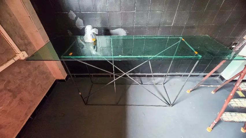 Mesa aparador em ferro e vidro blindado, estilo moderno e industrial - Foto 3