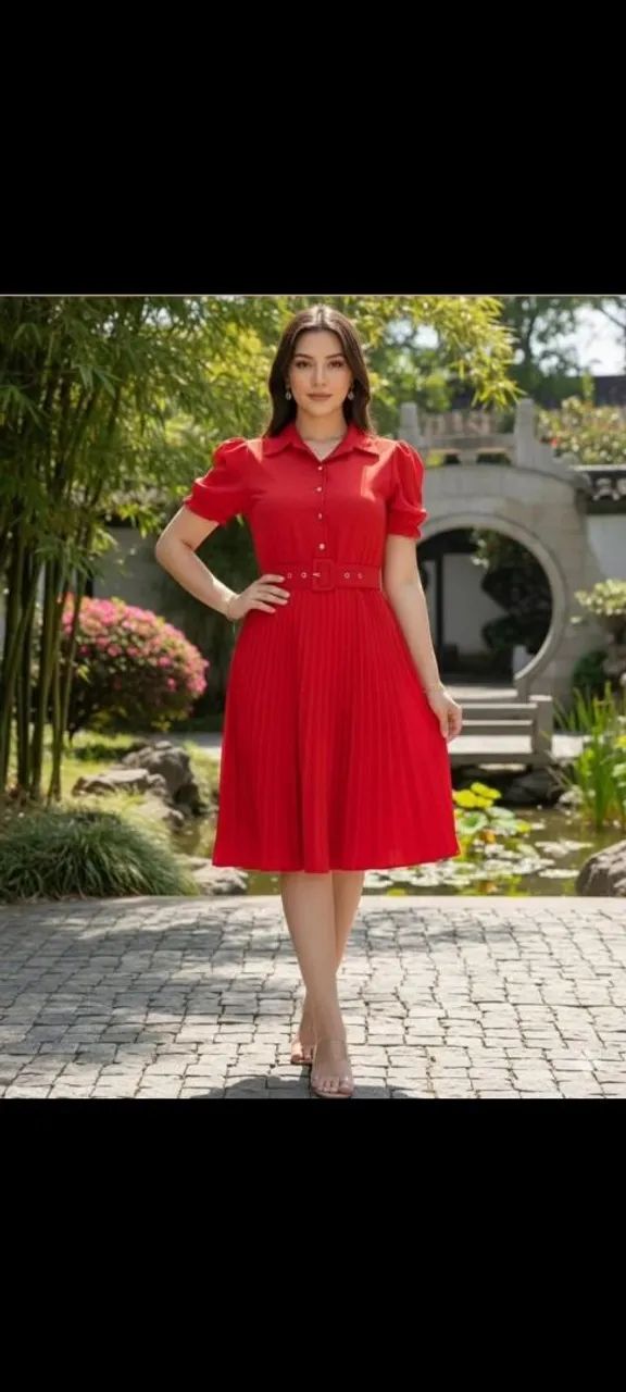 Vestido plissado acompanha cinto.