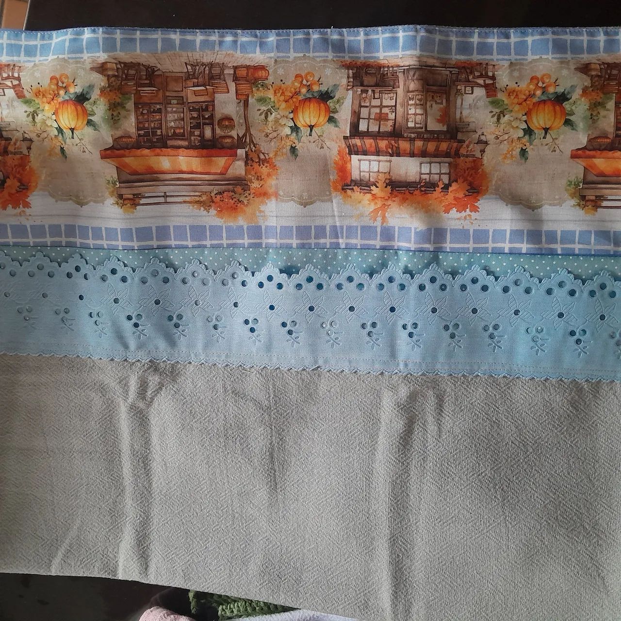 Toalha de Pano de Prato Decorada com Detalhes de Bordado - Foto 2