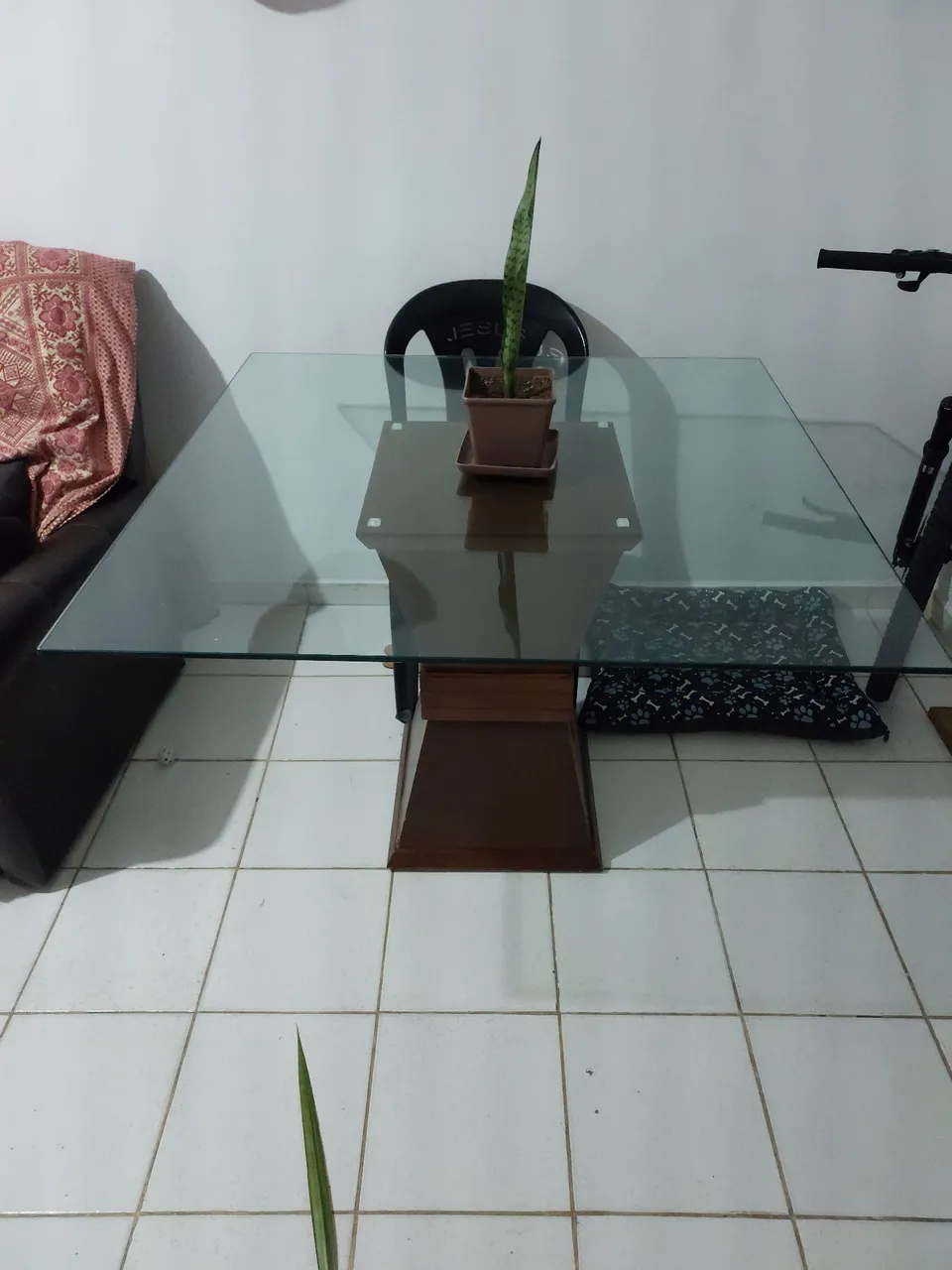 Mesa de jantar com tampo de vidro e base amadeirada
