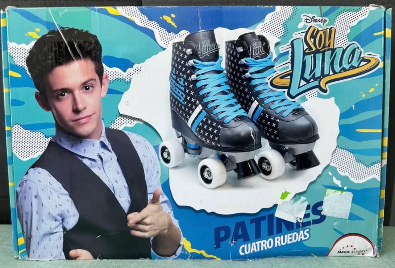 Patins de quatro rodas na caixa