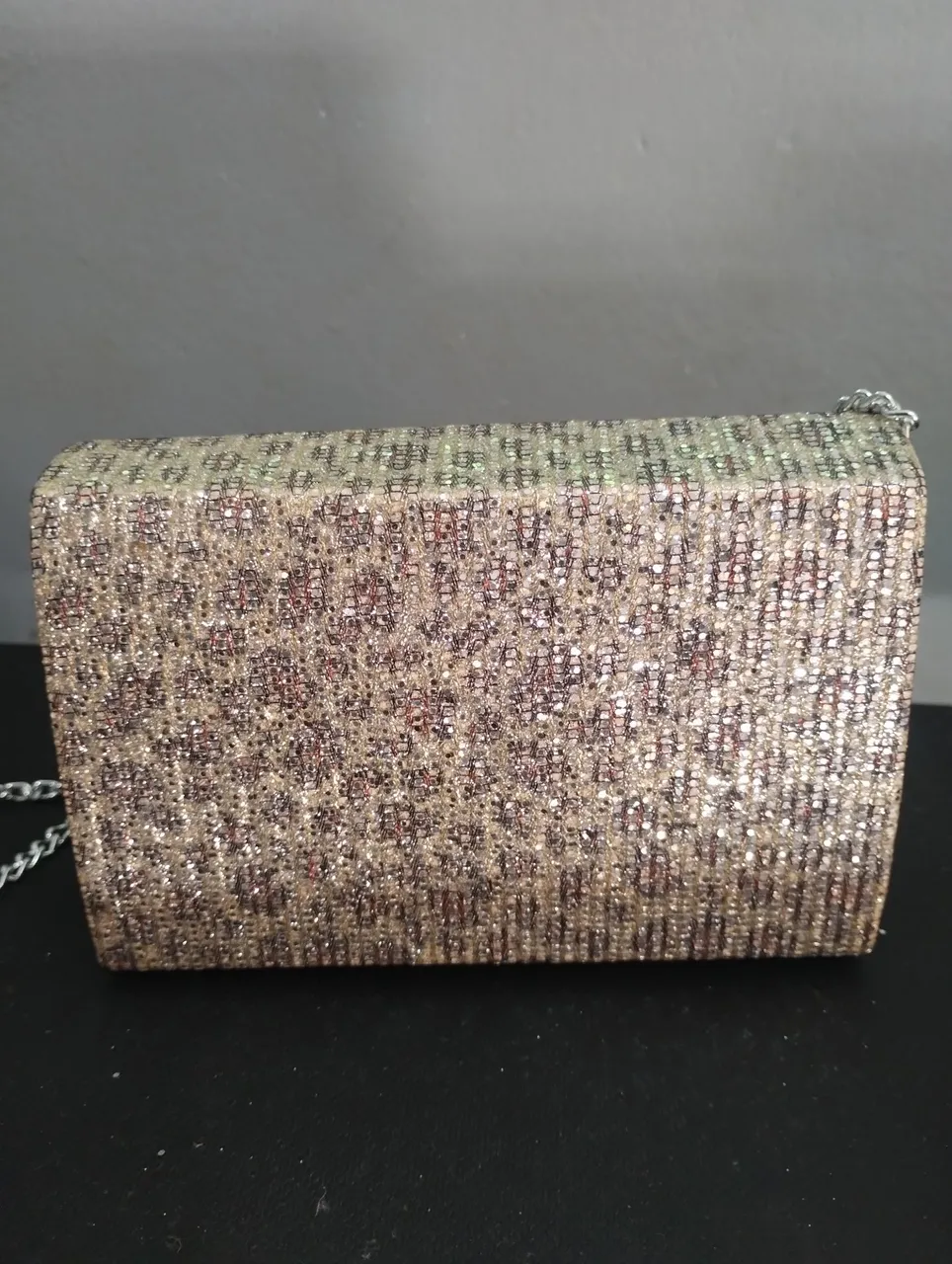 Bolsa de mão dourada com glitter