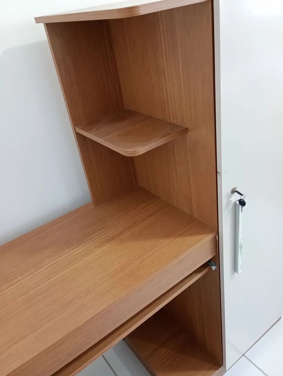 Semi-new desk with shoe storage64276681104002123