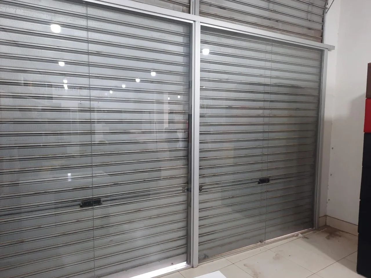Vitrine para porta de loja, vidro com estrutura de alumínio. - Foto 2