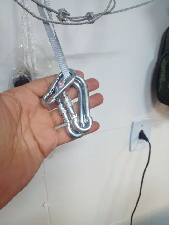 Mosquetão- novo ( até 180 kg )