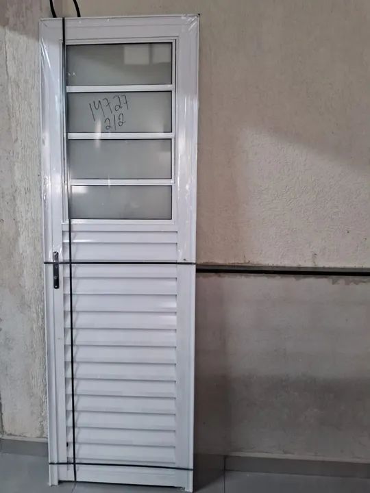 Porta de Alumínio com Grade - Nova