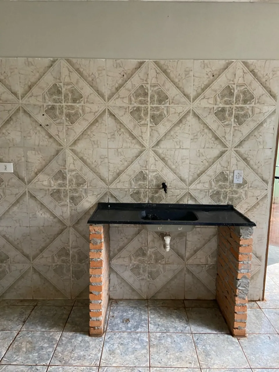 Kitinet Fundos Com 04 Peças Cozinha Quarto Sala Banheiro Lavanderia