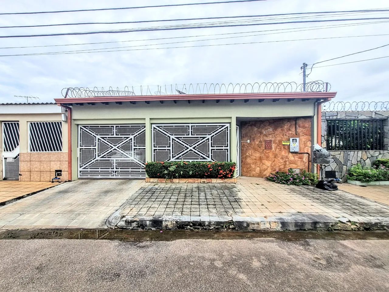 Casa Bairro Marechal, a 3 ruas do Shopping, 3 Qtos 2 Suítes, apta a financiar