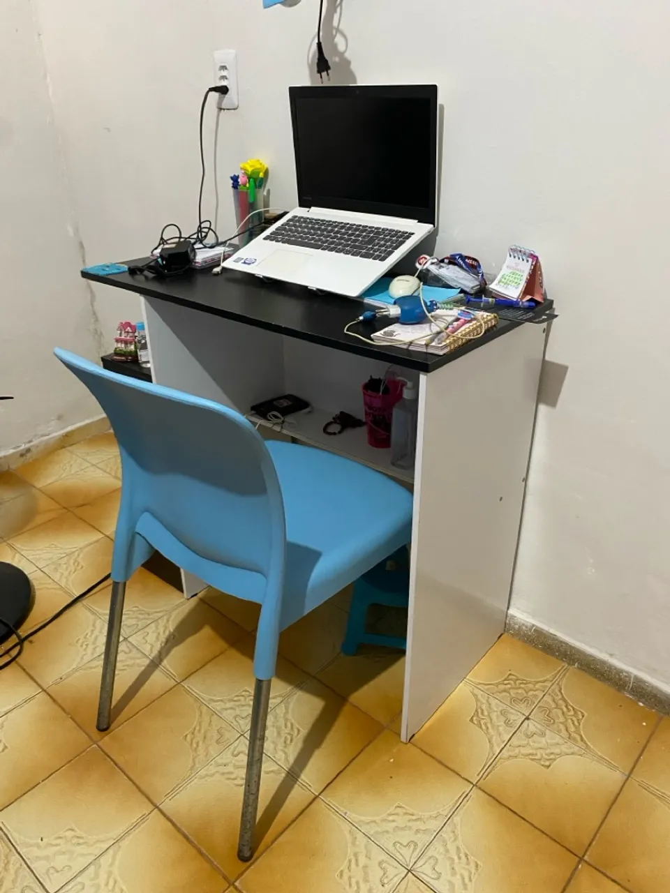 Escrivaninha + cadeira