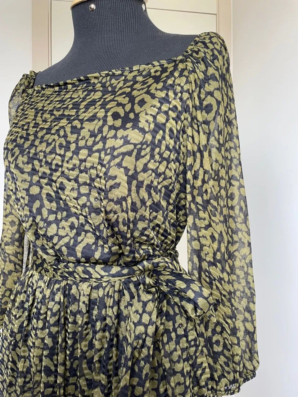 Vestido midi estampa verde musgo e preto tam M Cortelle - Foto 2