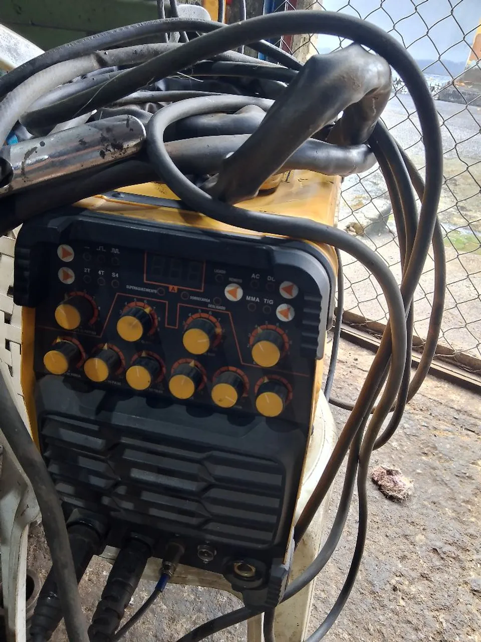 Vendo uma máquina solda TIG com cilindro de gás argônio 1m3