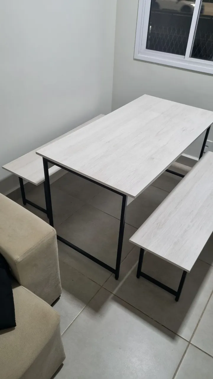 Mesa de Jantar com Bancos