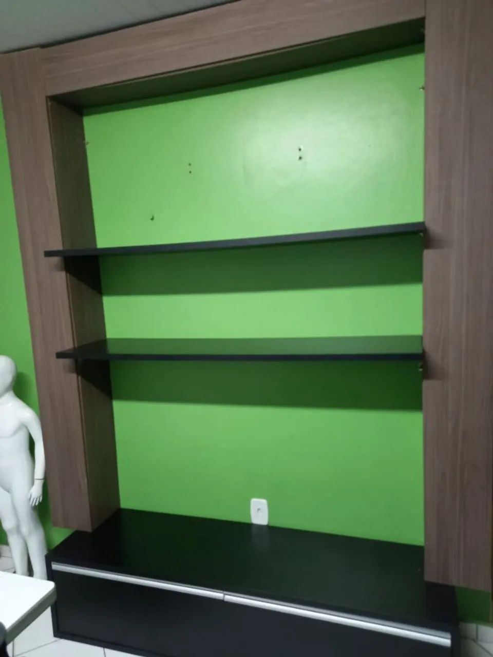 Estante com prateleiras e base
