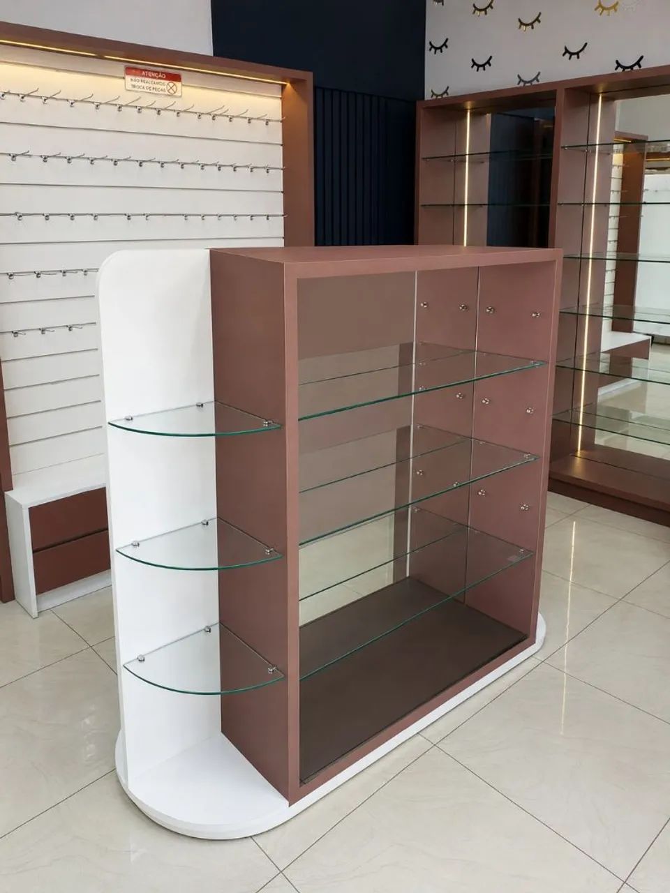 Expositor de loja com Rodas MDF com Vidro e Espelhos - Rose Gold + Branco