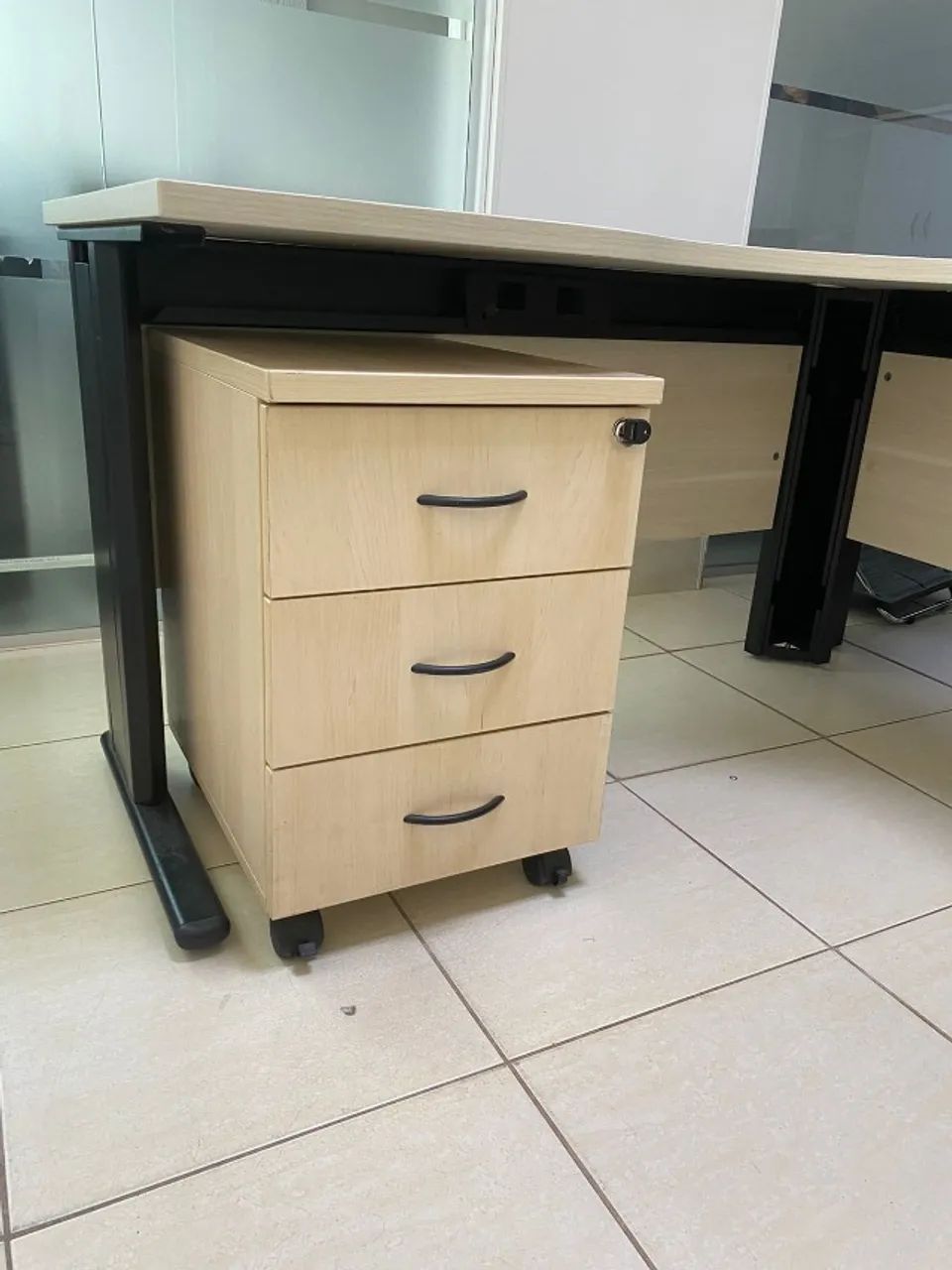 Mesa de estação de trabalho Flexibase 1,4mX1,4m cor bege claro  - Foto 4