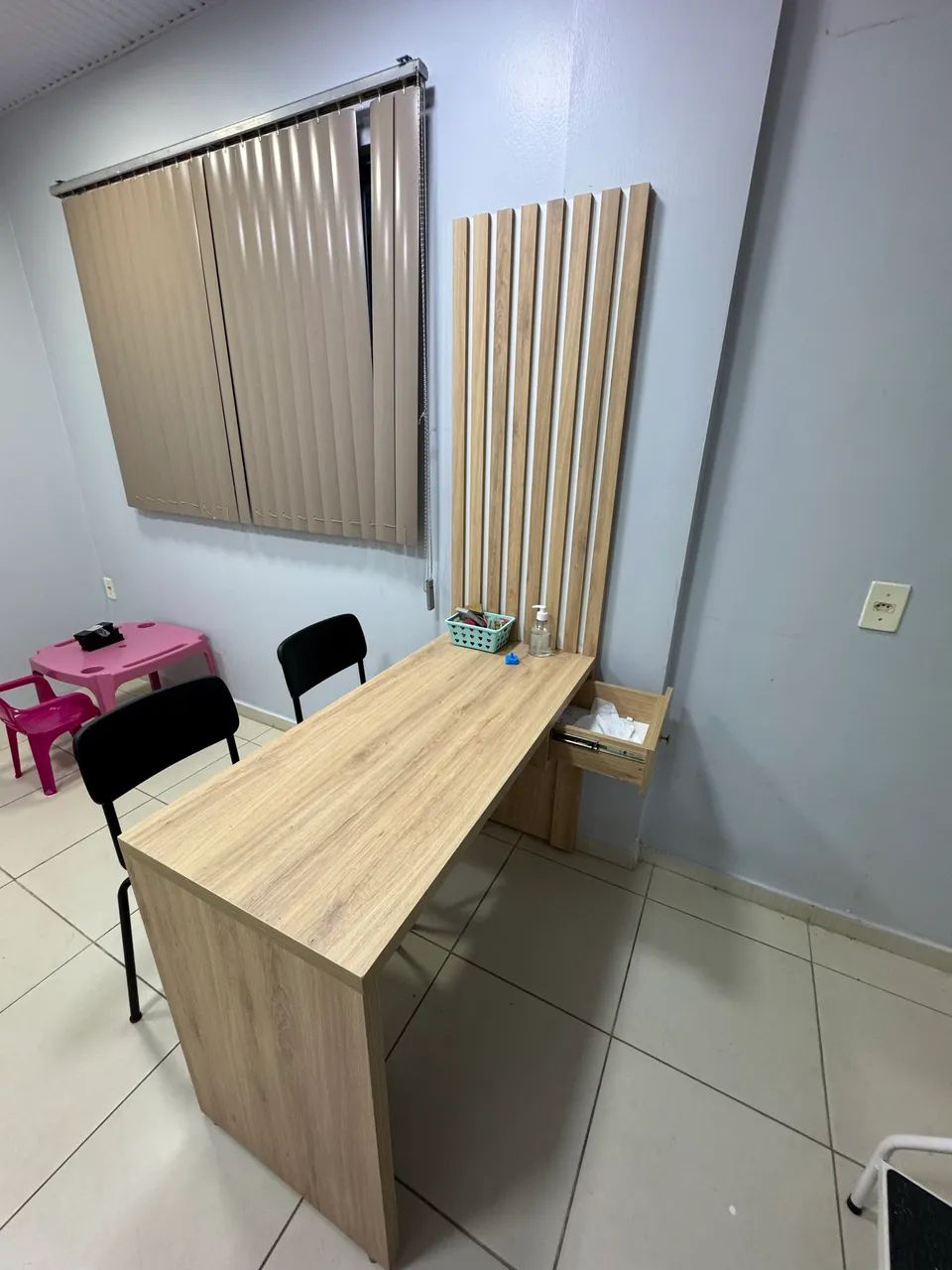 Bancada de Escritório Planejada com Gaveta e Painel Ripado em Madeira - Foto 2