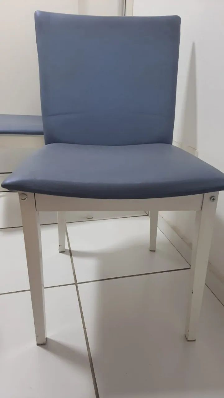 Conjunto com 04 Cadeiras de Jantar Brancas com Estofado Azul