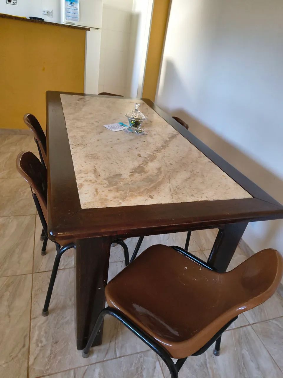 Mesa de madeira com tampo de mármore  - Foto 2
