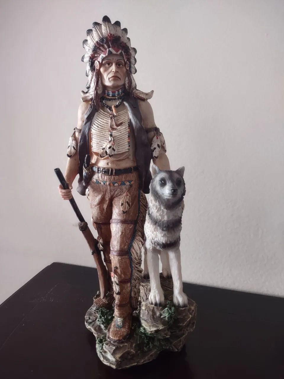 Estátua de Índio guerreiro Apache com lobo - Foto 2