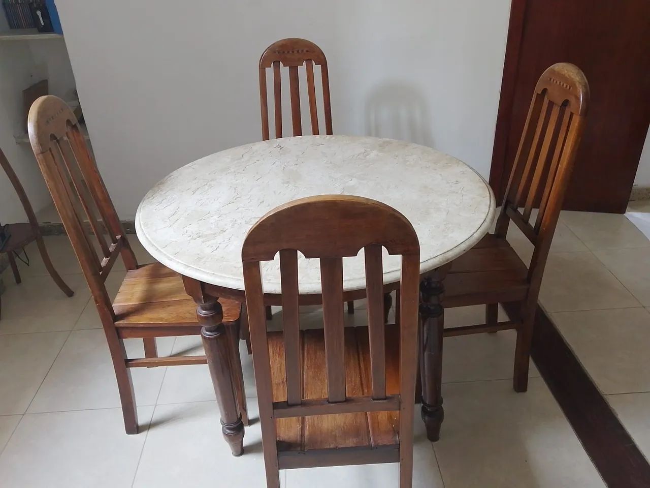 Mesa em Mármore bege Bahia