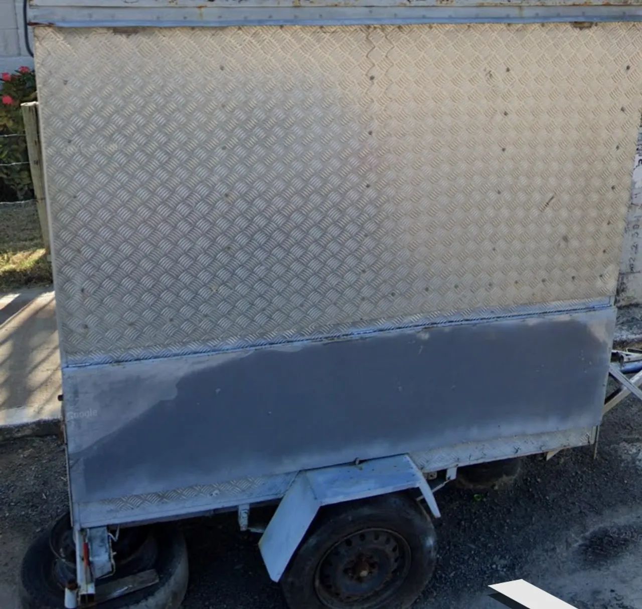 Vende se um trailer 