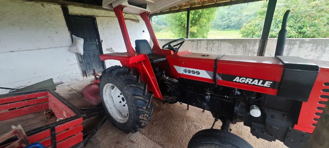 Trator Agrale 4300 com implementos roçadeira e carretinha