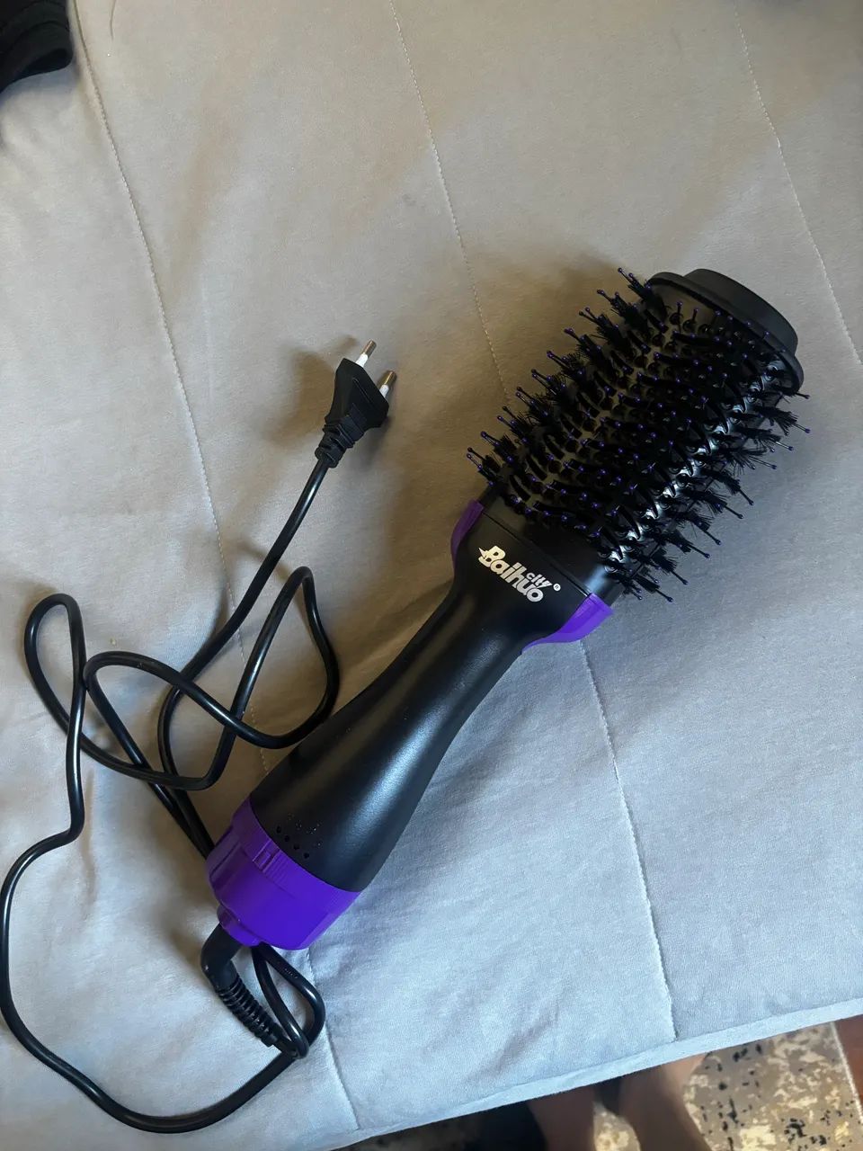 Escova modeladora preta e roxa
