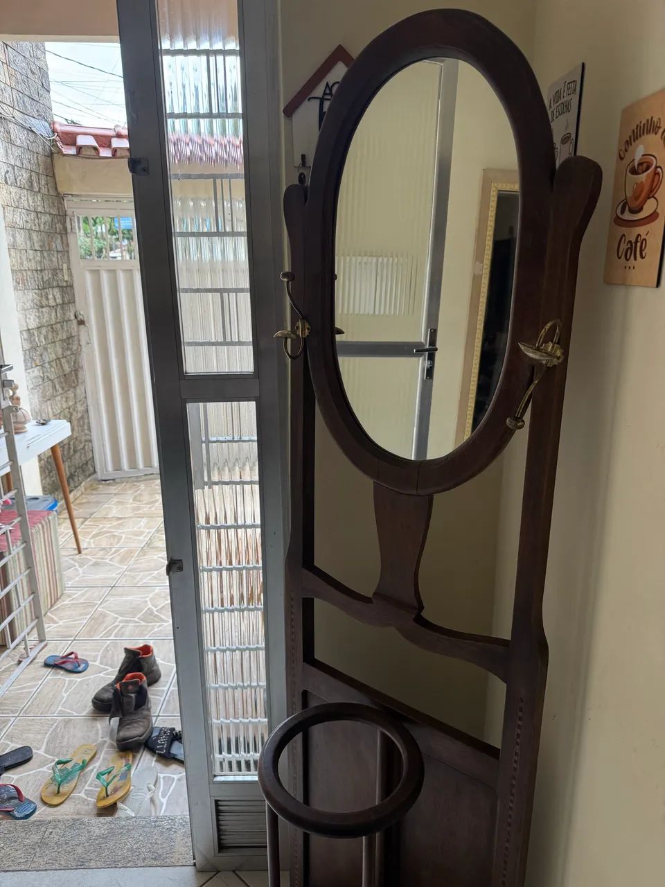 Vendo cabideiro com espelho 