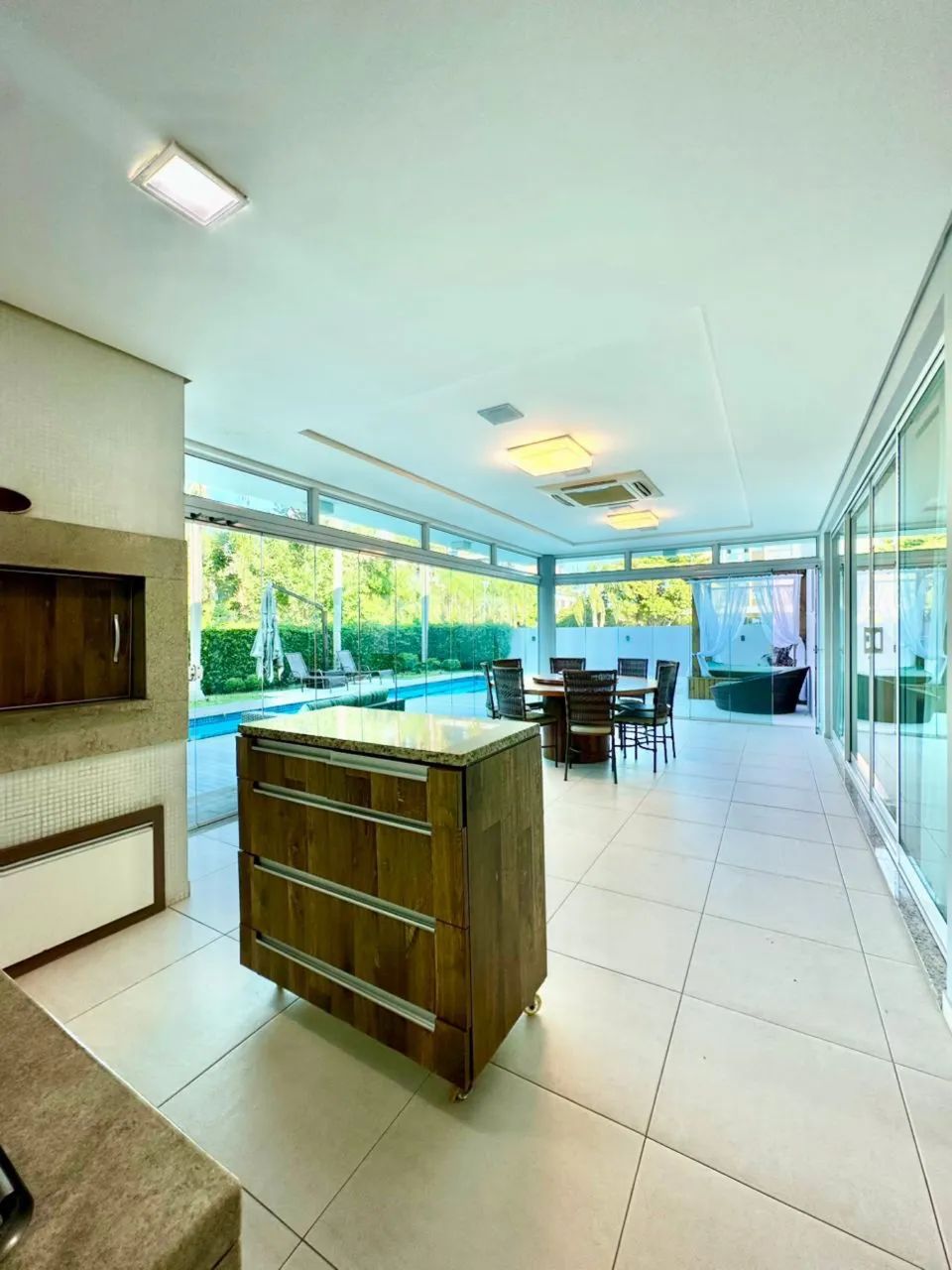 Alugo casa de alto padrão de 5 suítes + escritório com piscina em Jurerê Internacional  - Foto 5