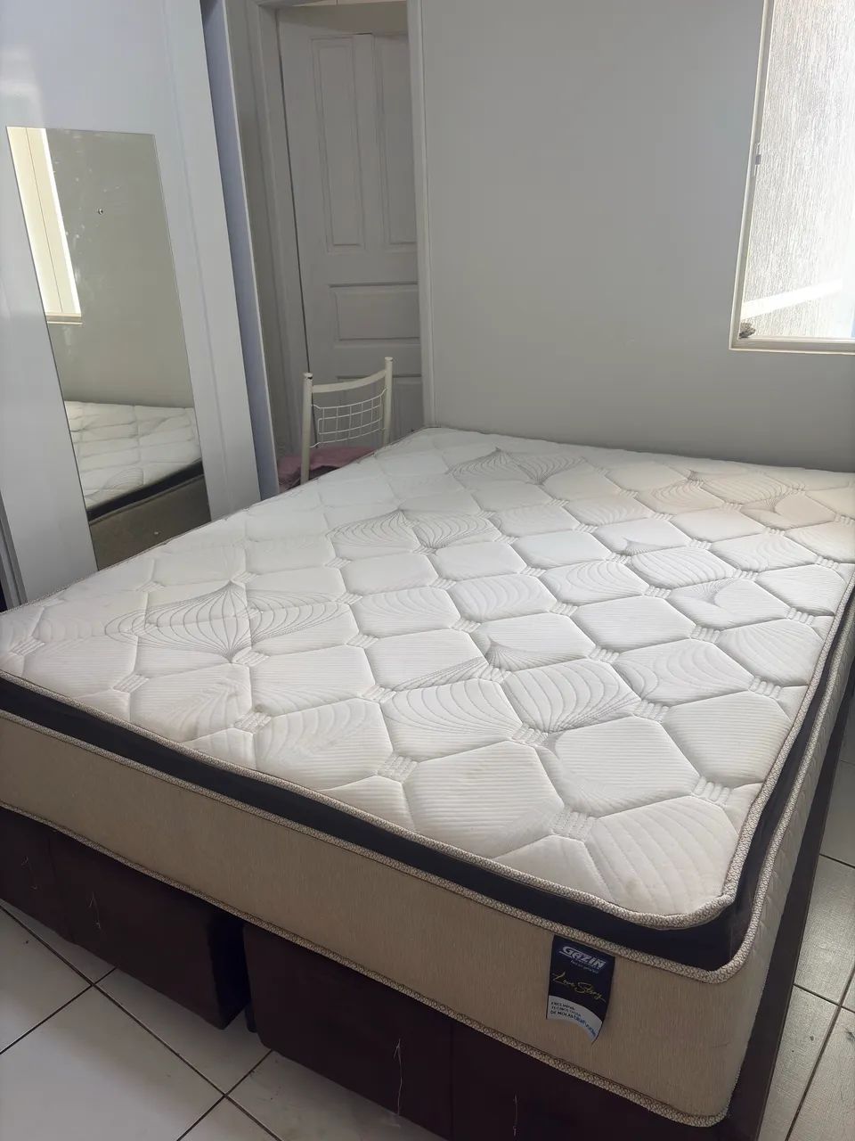 Cama seminova e higienizada 