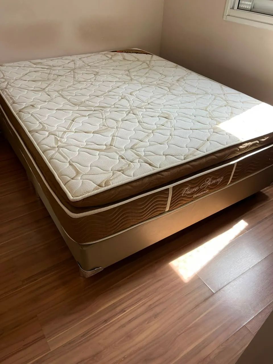 Cama Queen Ouro spring (box+ colchão)