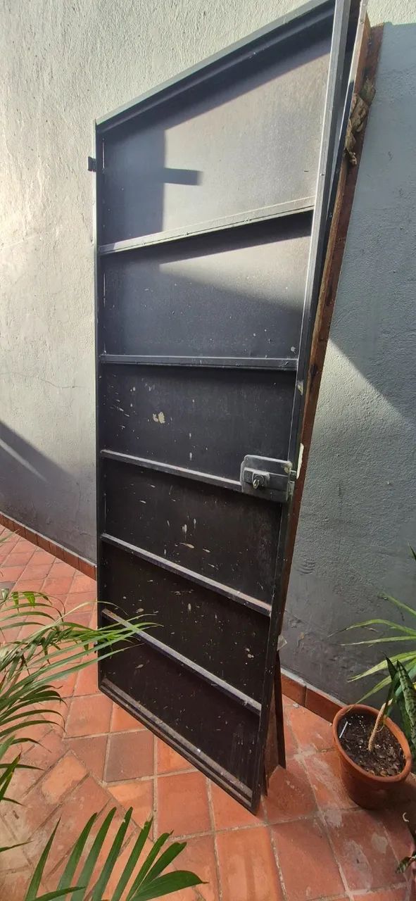 Portão social seminovo com trava eletrica