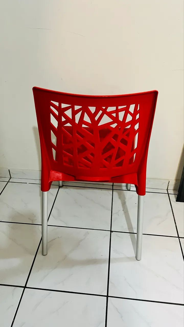 Cadeira vermelha plástico com alumínio  - Foto 3