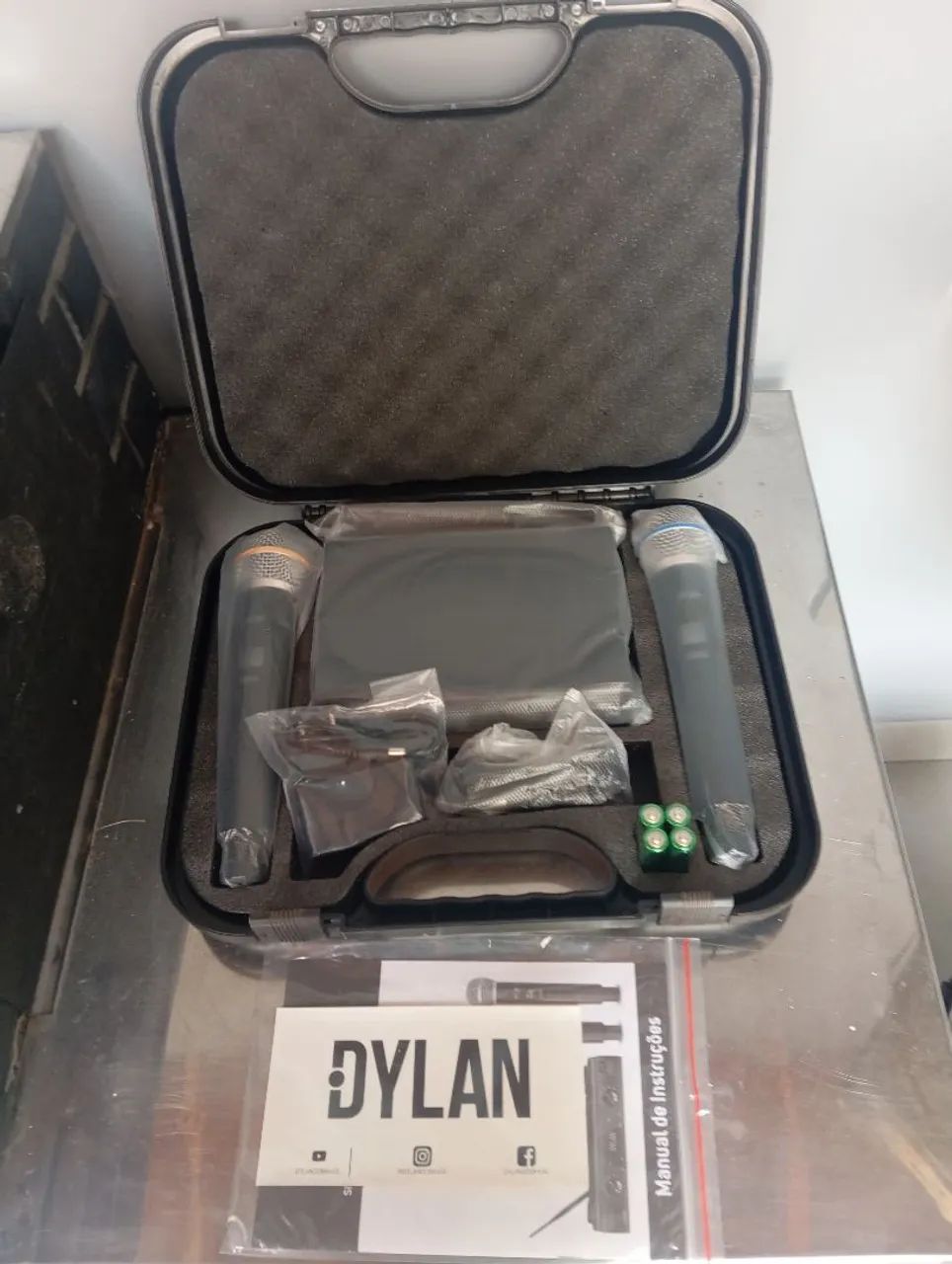 kit Dylan com 2 microfones sem fio UHF, com receptor e case