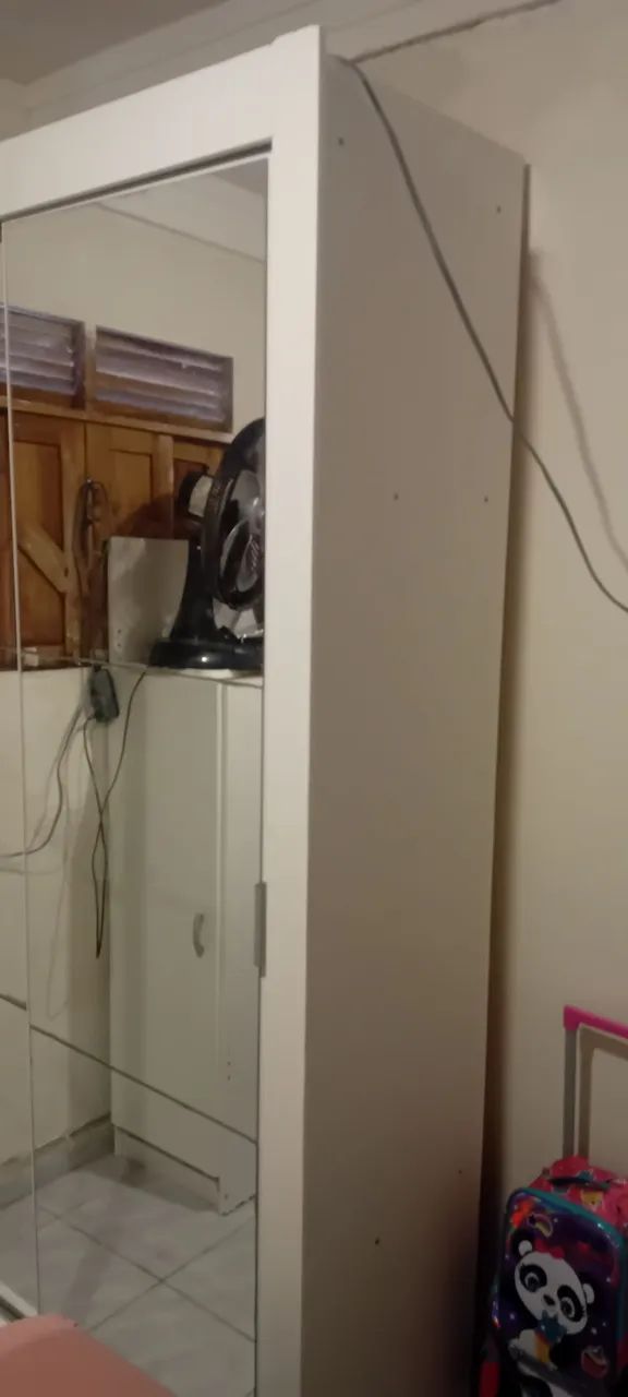 Guarda-roupas com portas de correr