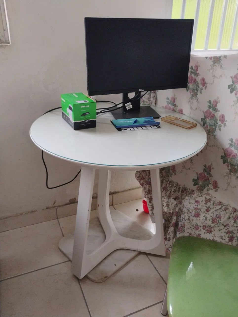 Mesa com tampo de vidro