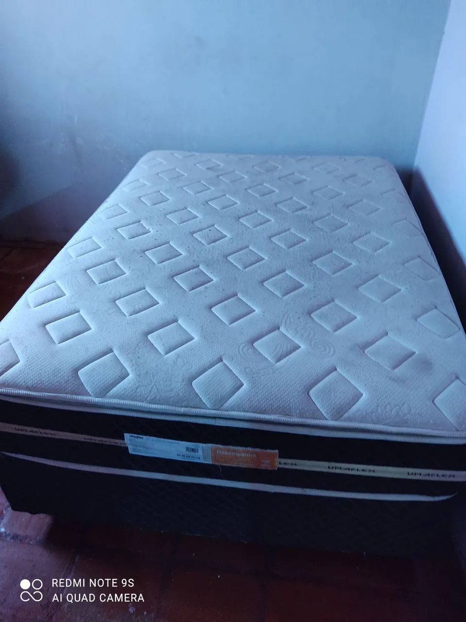 Cama casal com marcas de uso