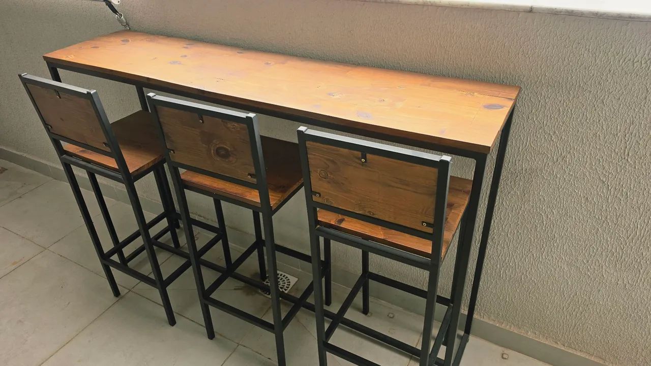 Aparador com banquetas