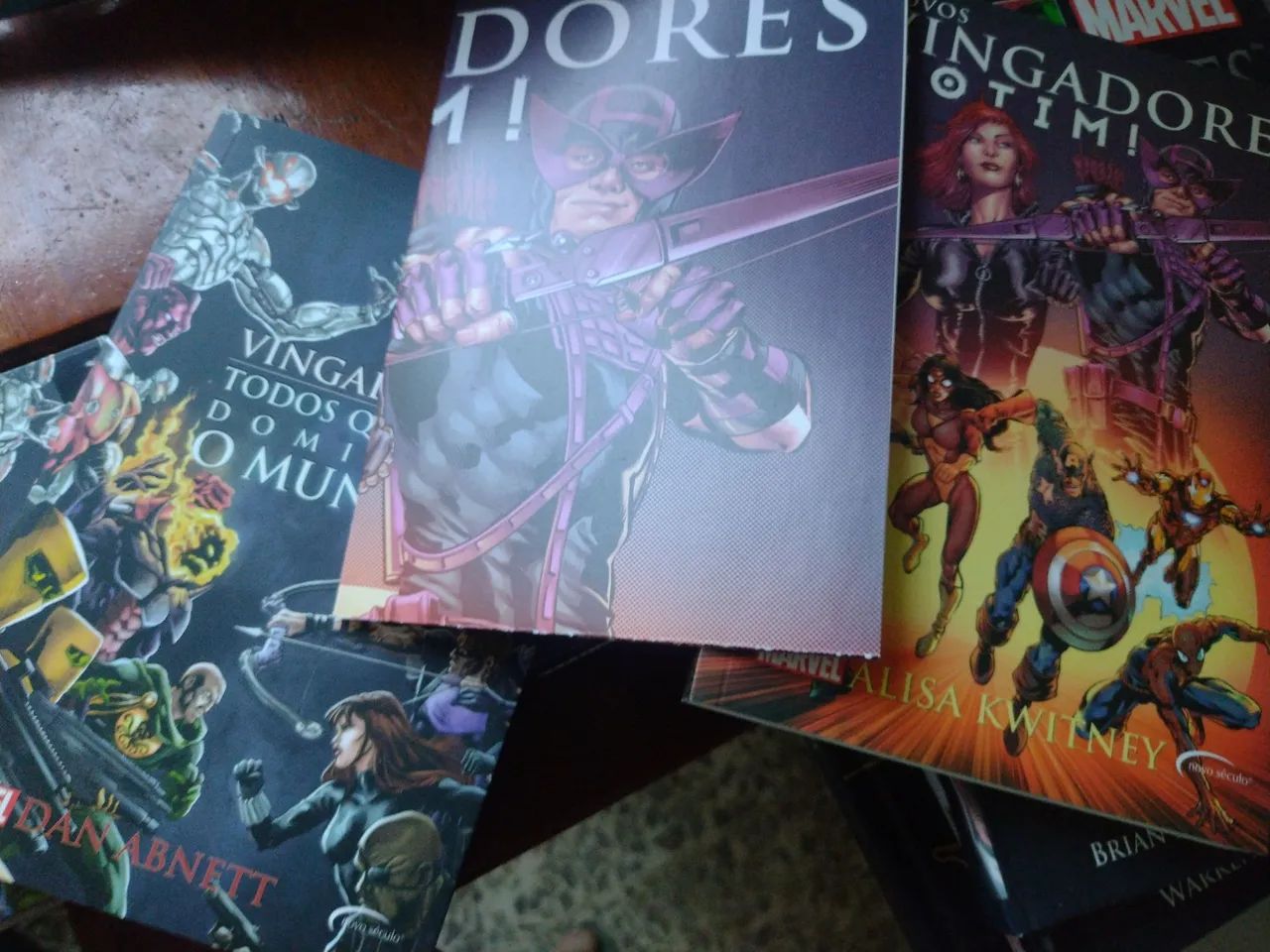Livro duplo Marvel -Vingadores- Todos querem dominar o mundo 