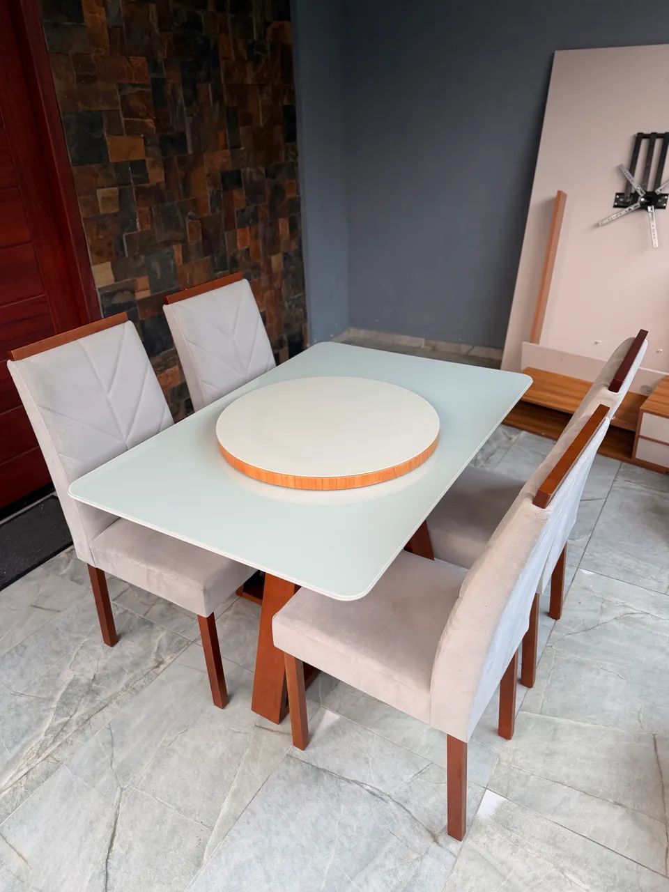 Mesa de Jantar Retangular com 4 Cadeiras Estofadas - Estado de Nova - Foto 4